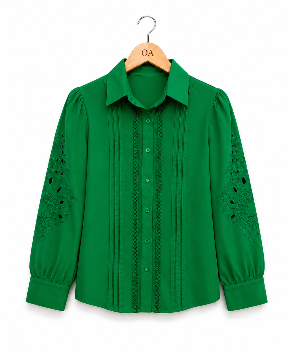 Camisa verde com botões frontais, gola clássica e mangas bufantes com renda vazada