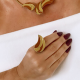 Colar dourado com pingentes em espiral e fecho na forma de anel