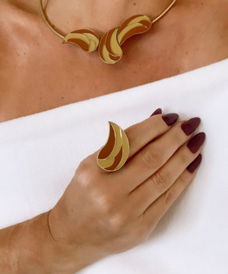 Colar dourado com pingentes em espiral e fecho na forma de anel