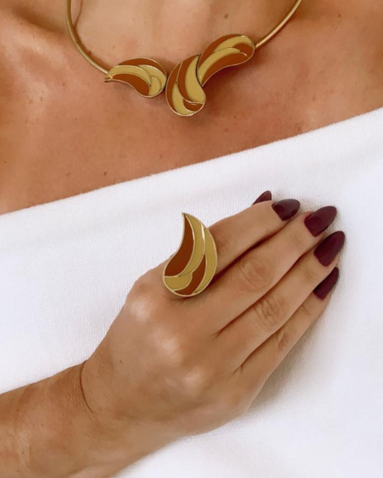 Colar dourado com pingentes em espiral e fecho na forma de anel