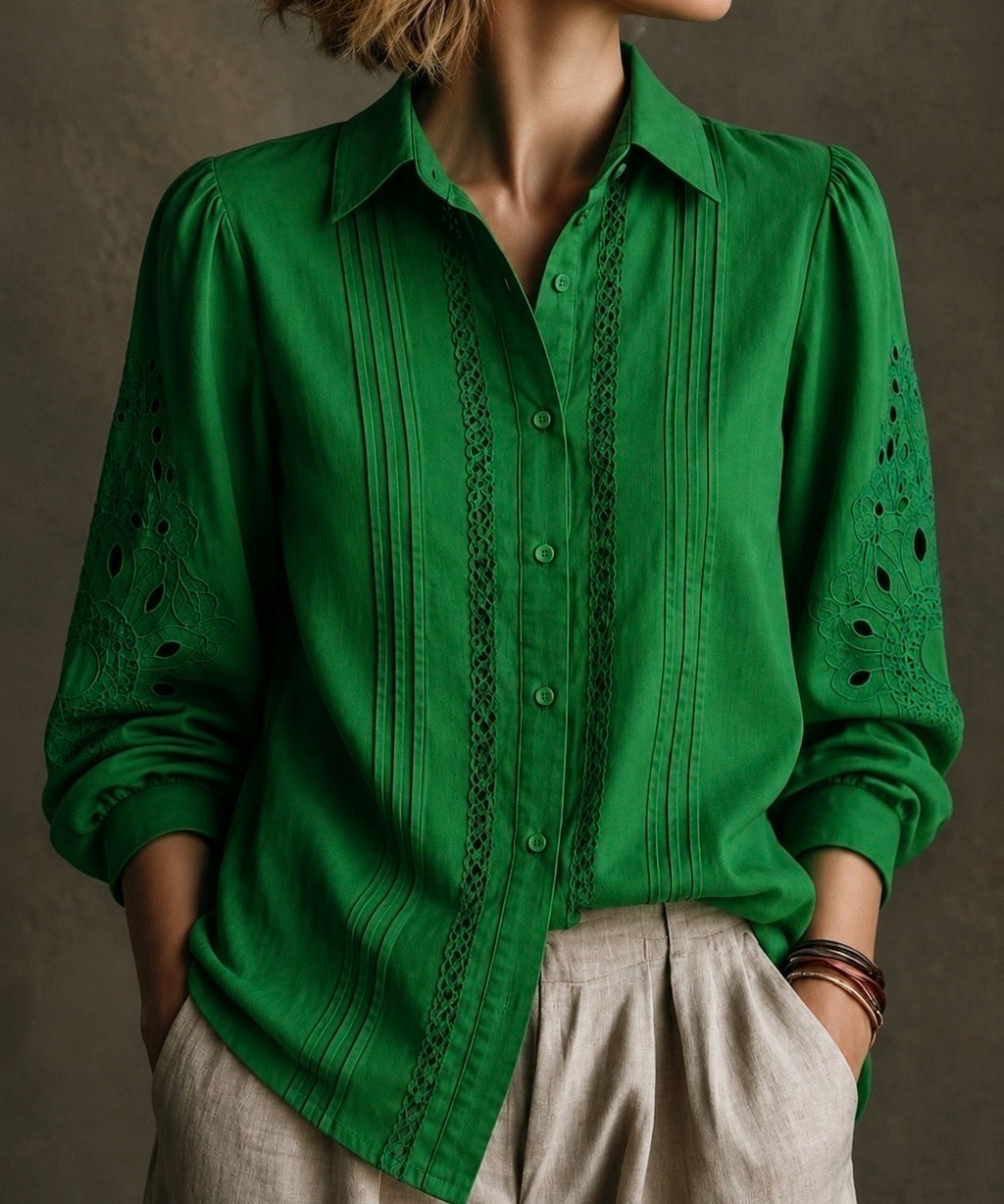 Camisa verde com botões e bordado central, punhos volumosos e recortes nas mangas