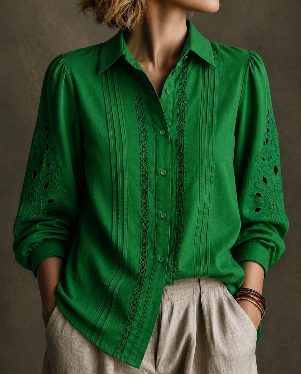 Camisa verde com botões, gola clássica e bordados vazados nas mangas