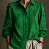 Camisa verde com botões, gola clássica e bordados vazados nas mangas