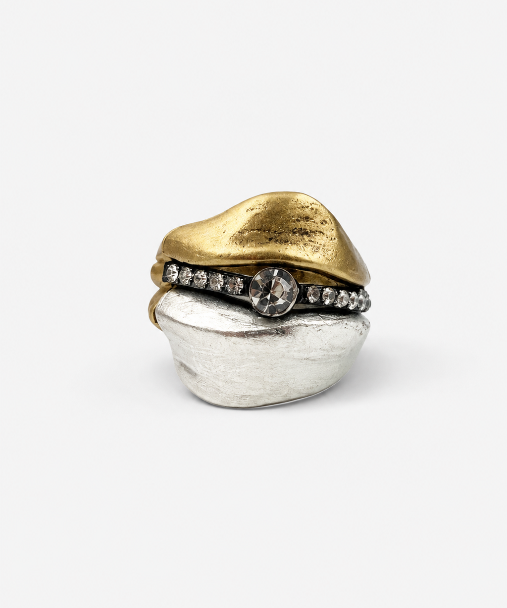 Anel Lígia com pedra cinza e faixa prateada com zircônias, topo dourado