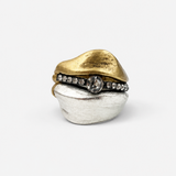 Anel Lígia com pedra cinza e faixa prateada com zircônias, topo dourado