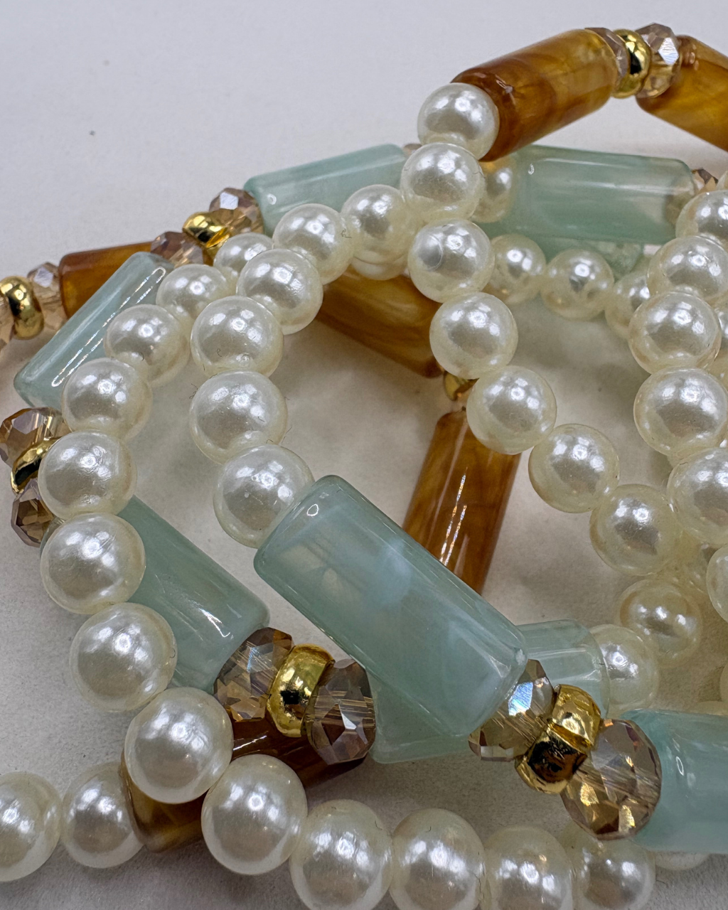 Pulseira de pérolas com contas retangulares caramelo e verde-água, acabamento dourado