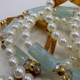 Pulseira de pérolas com contas retangulares caramelo e verde-água, acabamento dourado