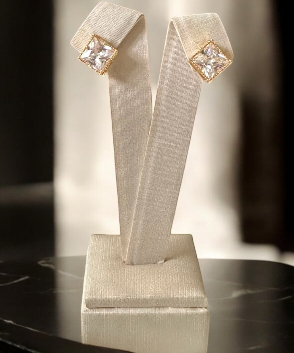 Brinco dourado com pedra quadrada transparente em moldura