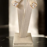 Brinco dourado com pedra quadrada transparente em moldura