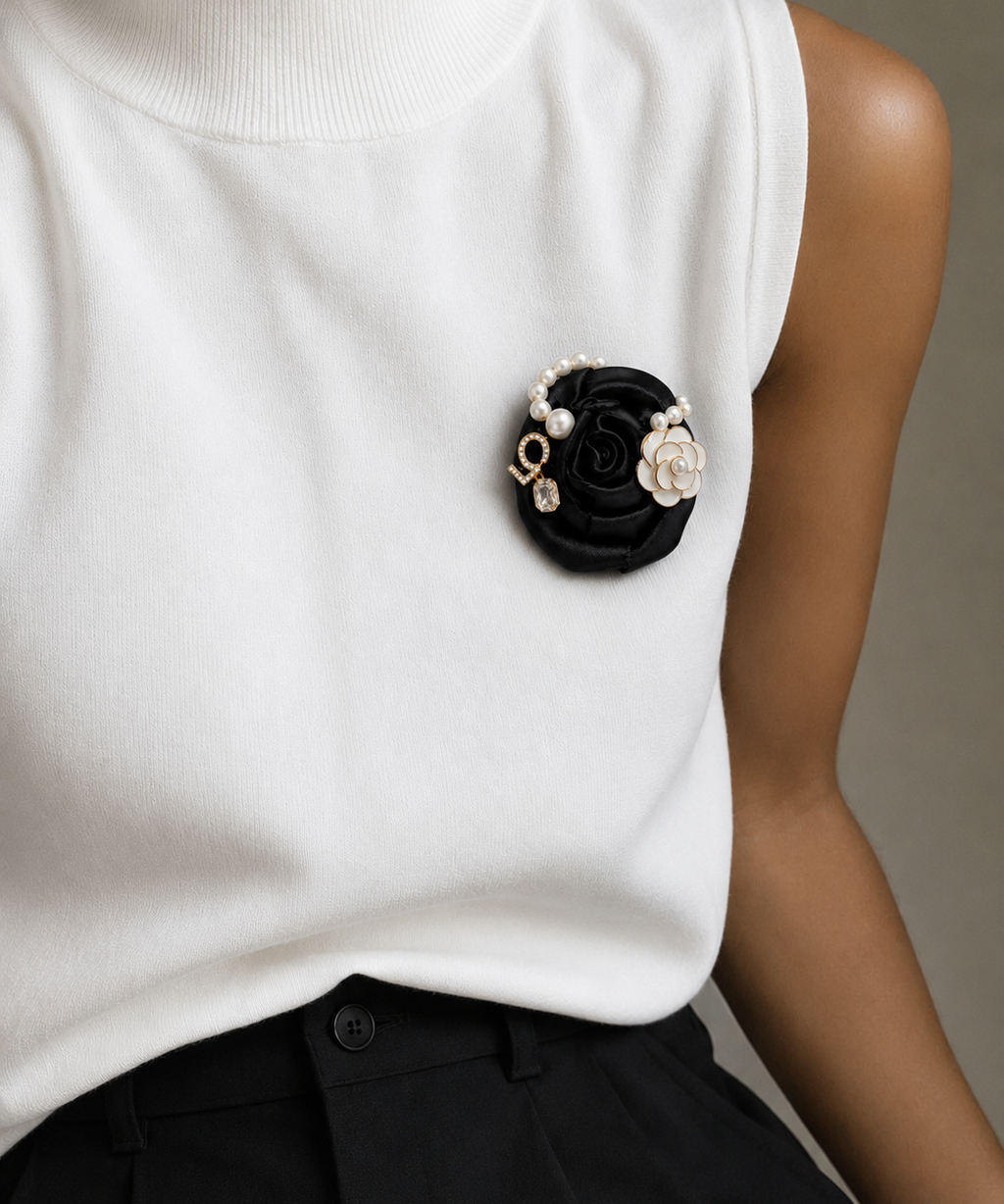 Broche flor preta com pérolas falsas e detalhe dourado