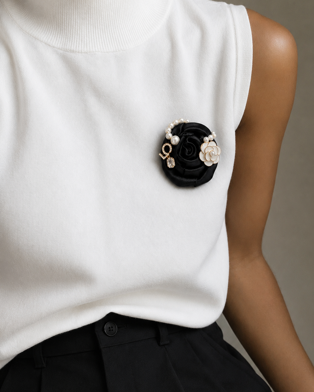 Broche flor preta com pérolas falsas e detalhe dourado