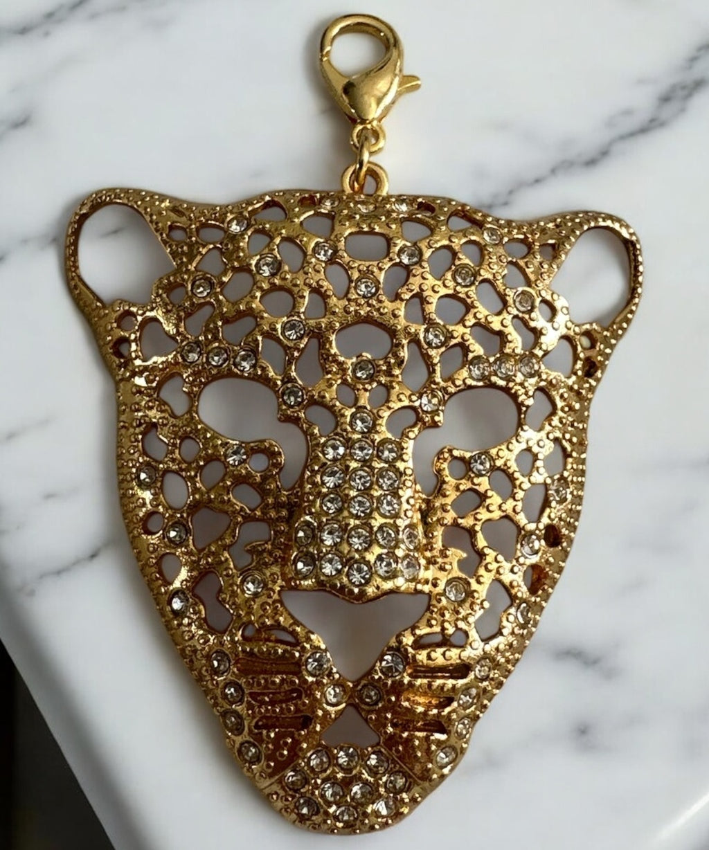 Pingente de leão dourado com zircônias e argola para corrente