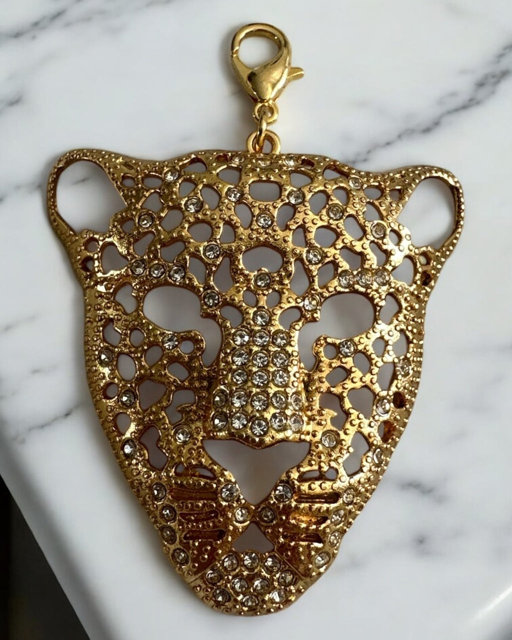 Pingente de leão dourado com zircônias e argola para corrente
