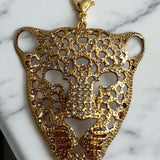 Pingente de leão dourado com zircônias e argola para corrente