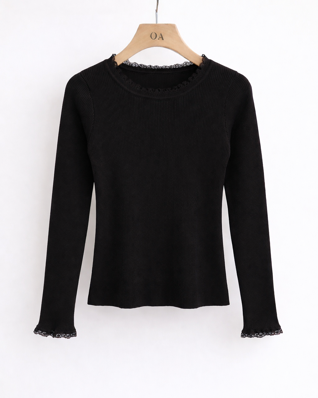 Blusa Amélia preta: gola canelada e punhos em renda nas mangas