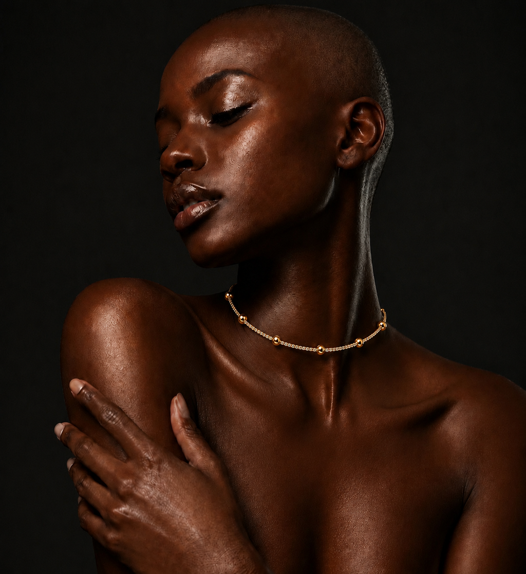 Choker dourado de esferas com zircônia no pescoço, fecho discreto
