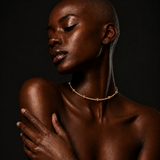 Choker dourado de esferas com zircônia no pescoço, fecho discreto