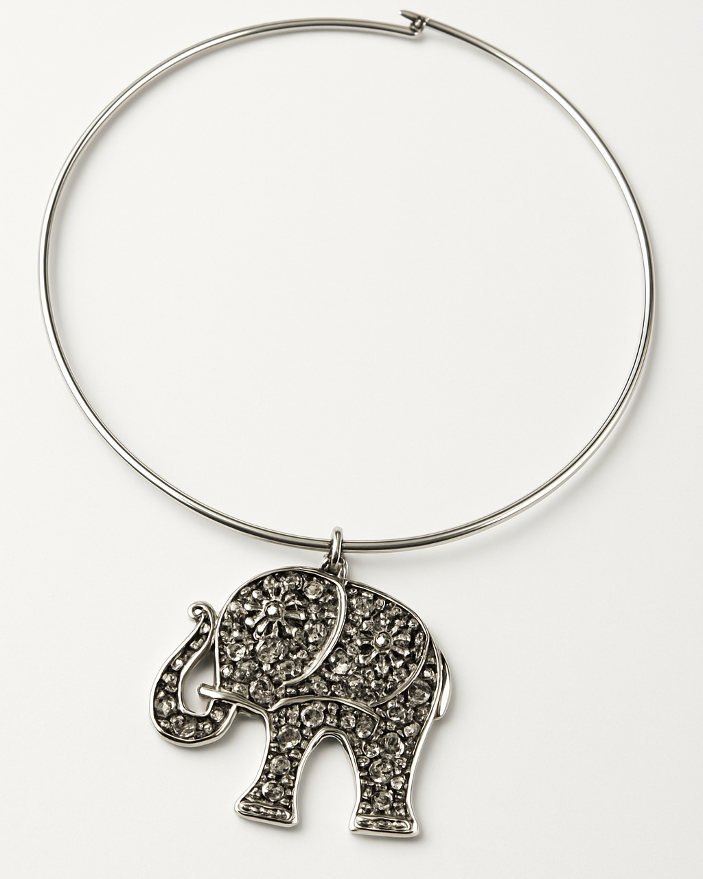 Colar estilo gargantilha de metal prateado com pingente de elefante cravejado