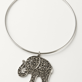 Colar estilo gargantilha de metal prateado com pingente de elefante cravejado