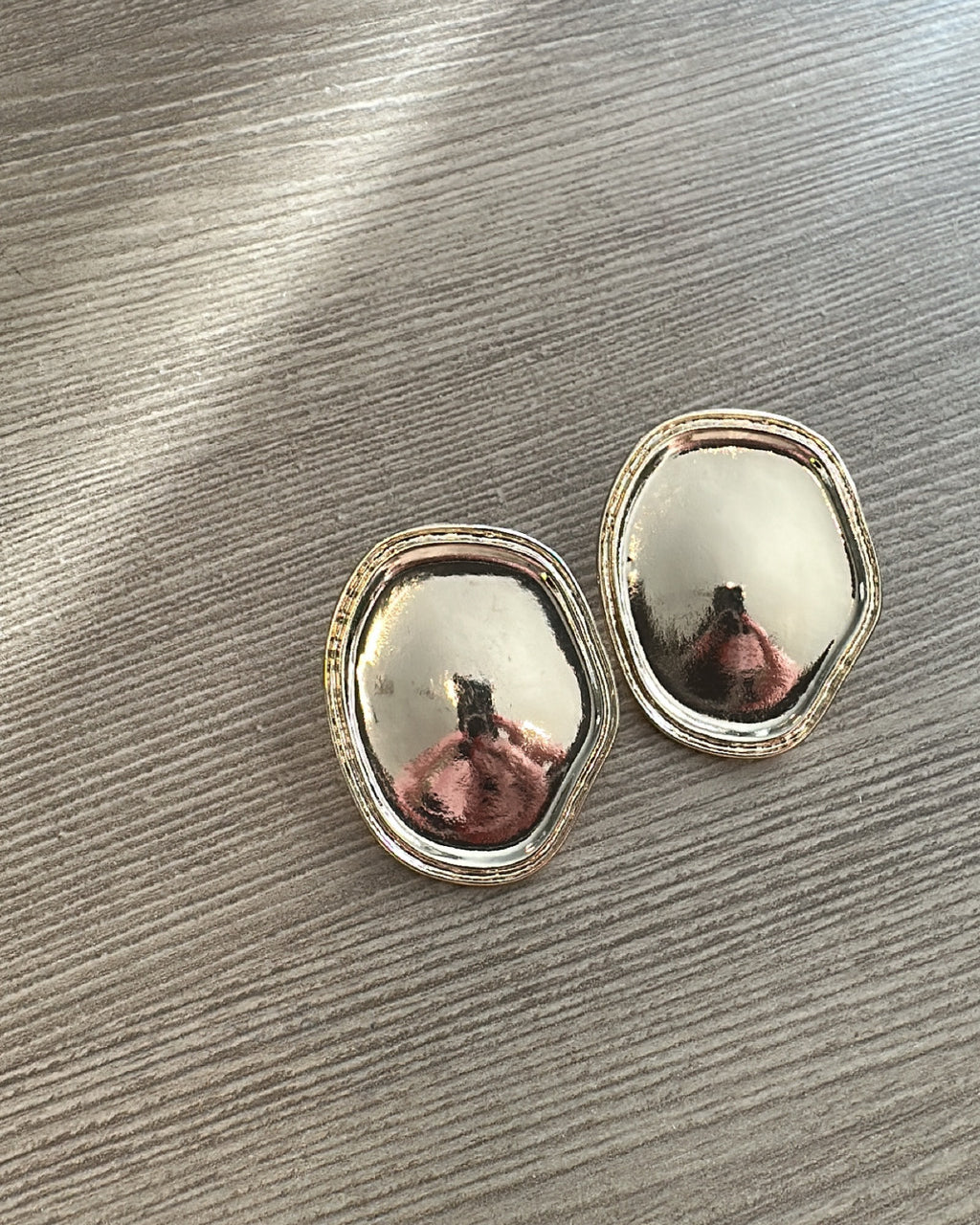 Brinco Ragna dourado, moldura oval com superfície espelhada