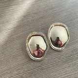 Brinco Ragna dourado, moldura oval com superfície espelhada