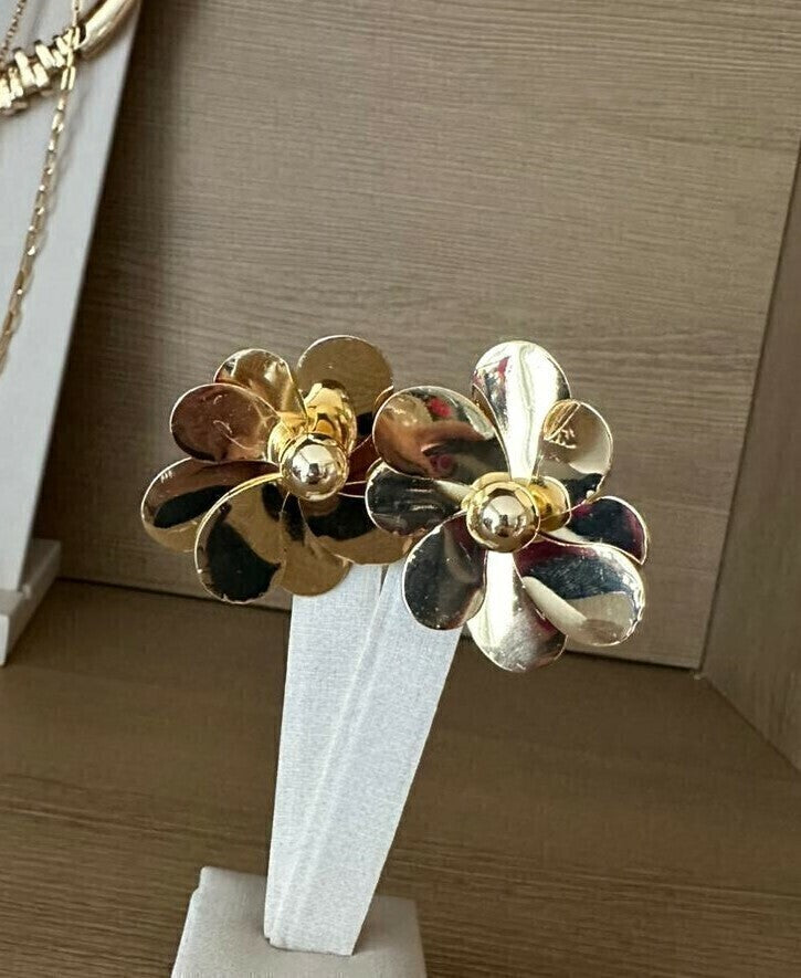 Brinco de flor dourada com pétalas metálicas e detalhe central em formato redondo