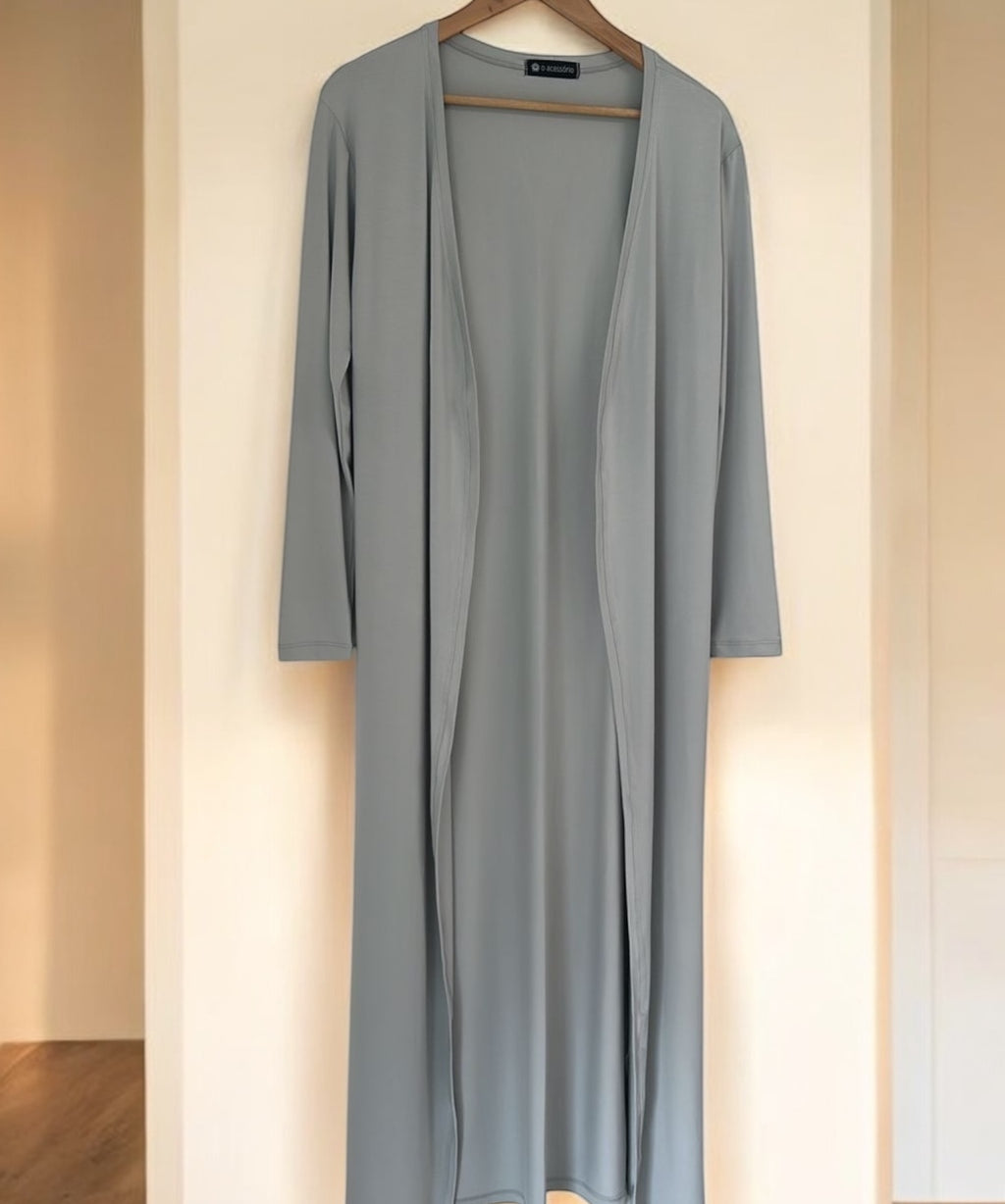 Cardigan longo cinza com decote em V e mangas 3/4, aberto na frente.