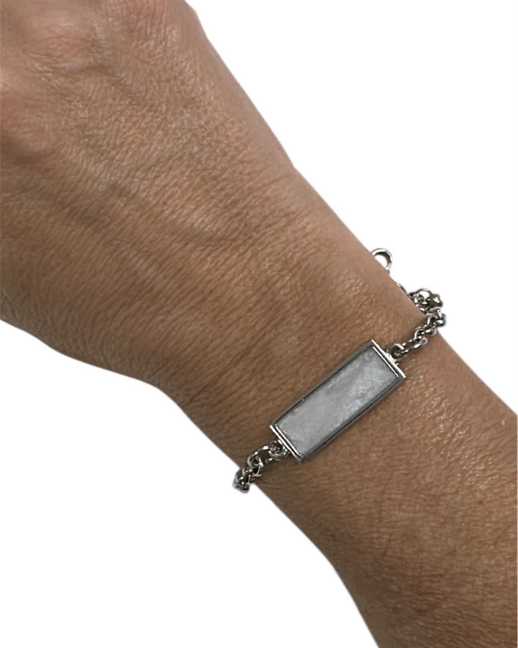 Pulseira com placa retangular prateada e corrente prateada com elos