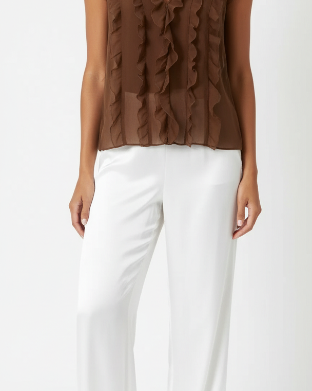 Blusa marrom de babados frontais em camadas, decote V e alças