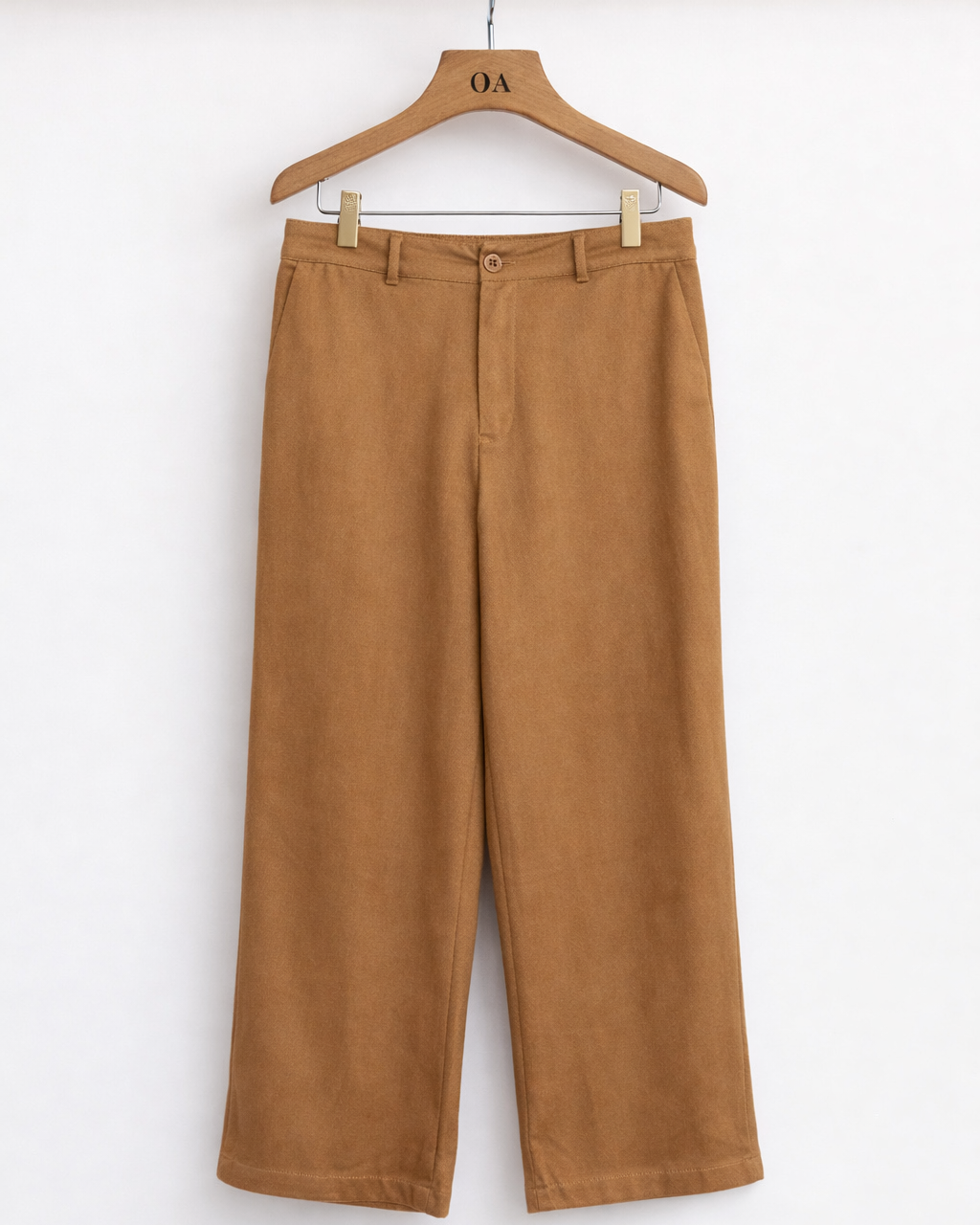 Calça caramelo larga, barra reta, cintura com botão e detalhes no cós.