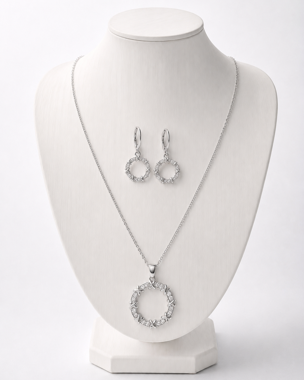Conjunto de colar e brincos prata: pingente circular com brilho e argolas vazadas