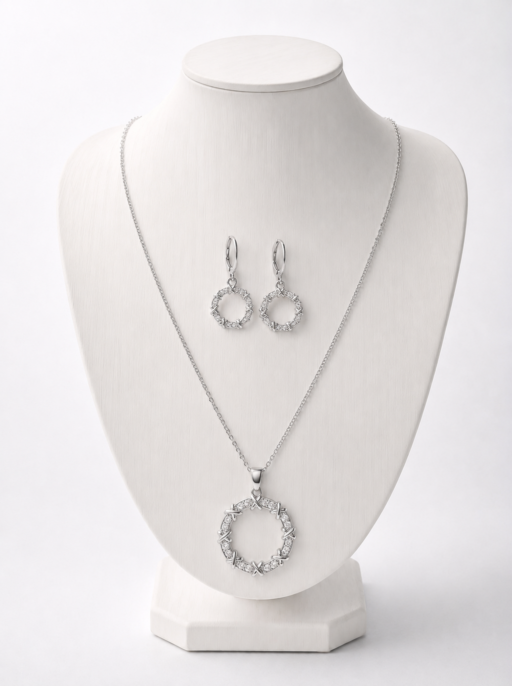 Conjunto de colar e brinco prateados, corrente fina e pingente oval com aro