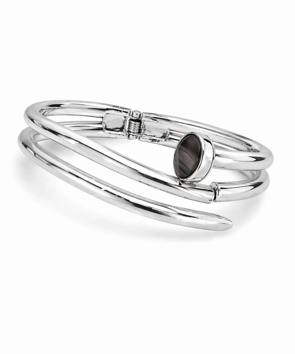 Pulseira tripla estilo prego prateada com pedra oval preta e fecho quadrado central
