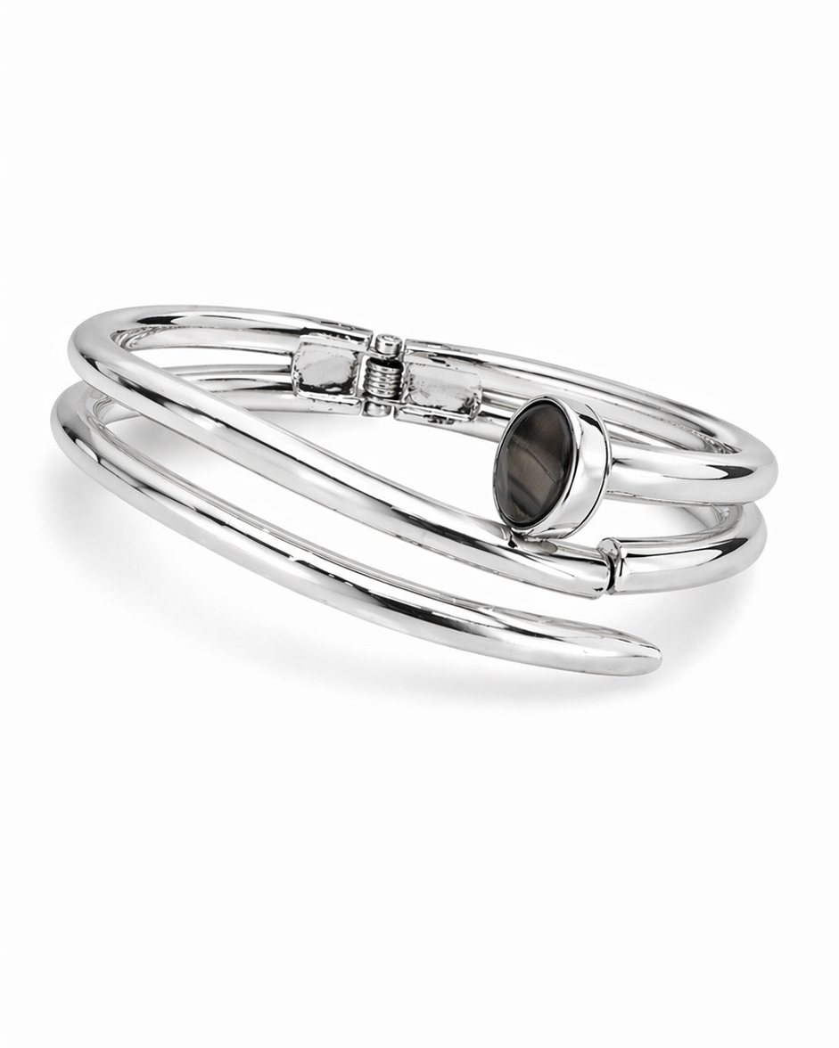 Pulseira tripla prateada com pingente oval escuro e fecho quadrado