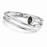 Pulseira tripla prateada com pingente oval escuro e fecho quadrado