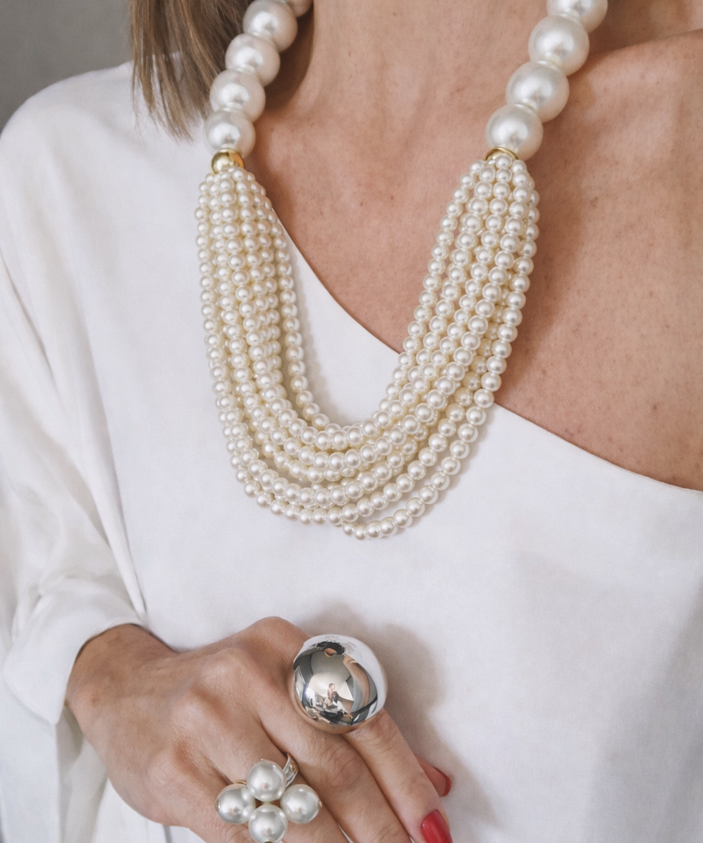 Colar Maria Heloísa de pérolas brancas em camadas com franjas