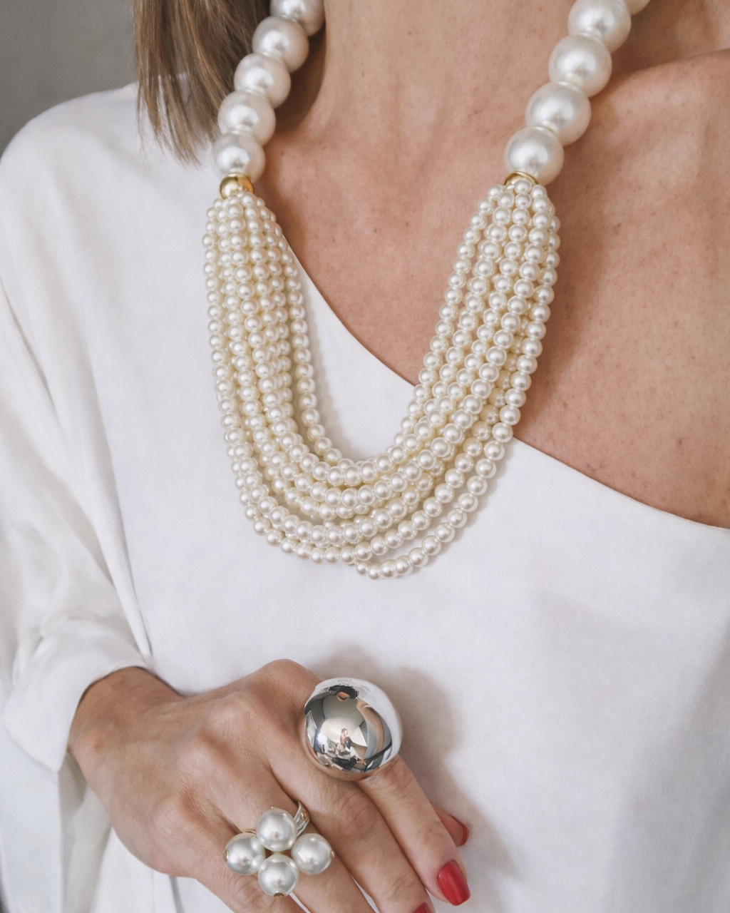 Colar Maria Heloísa de pérolas brancas em camadas com franjas