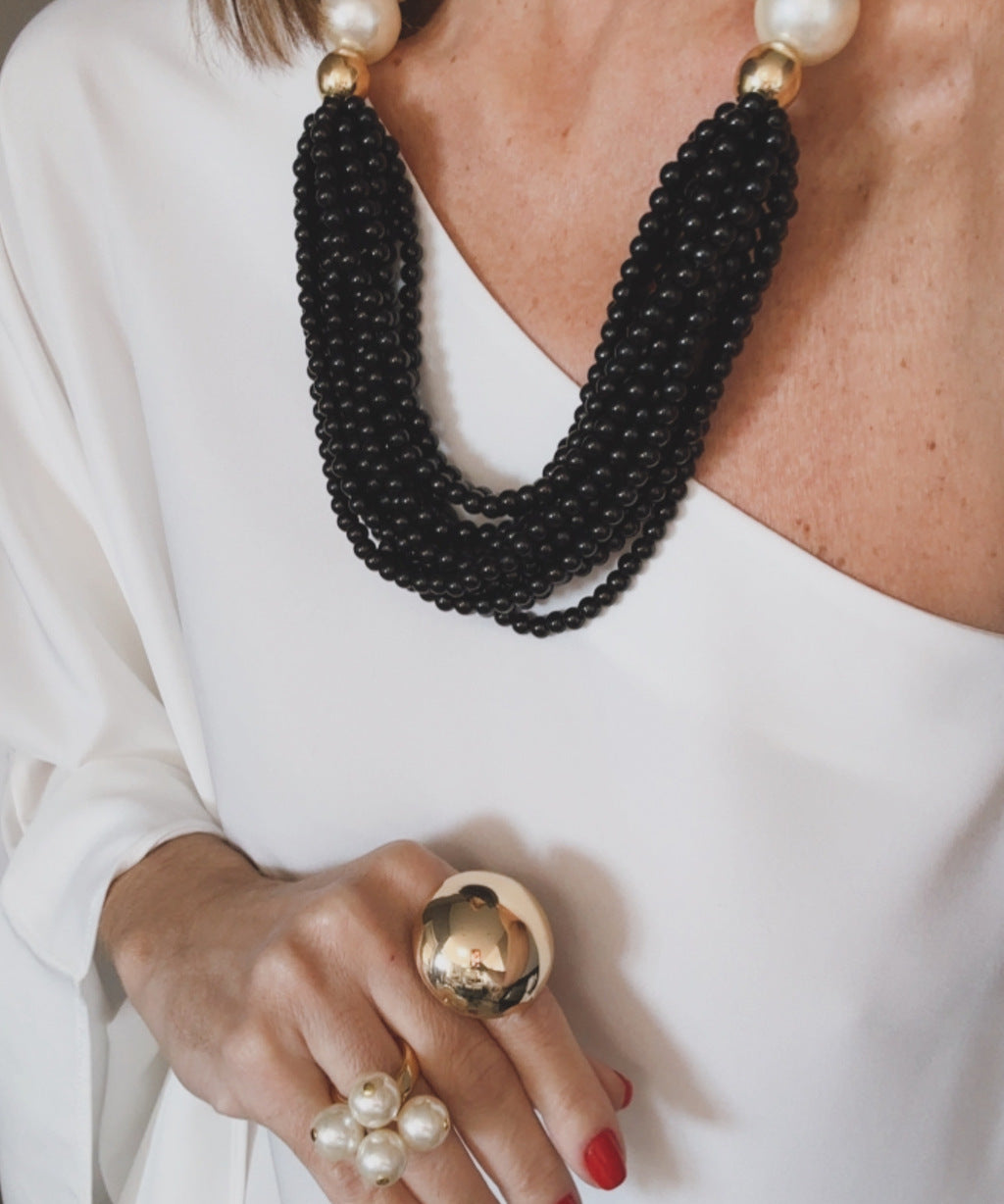 Colar Maria Heloísa com pérolas e contas pretas em camadas