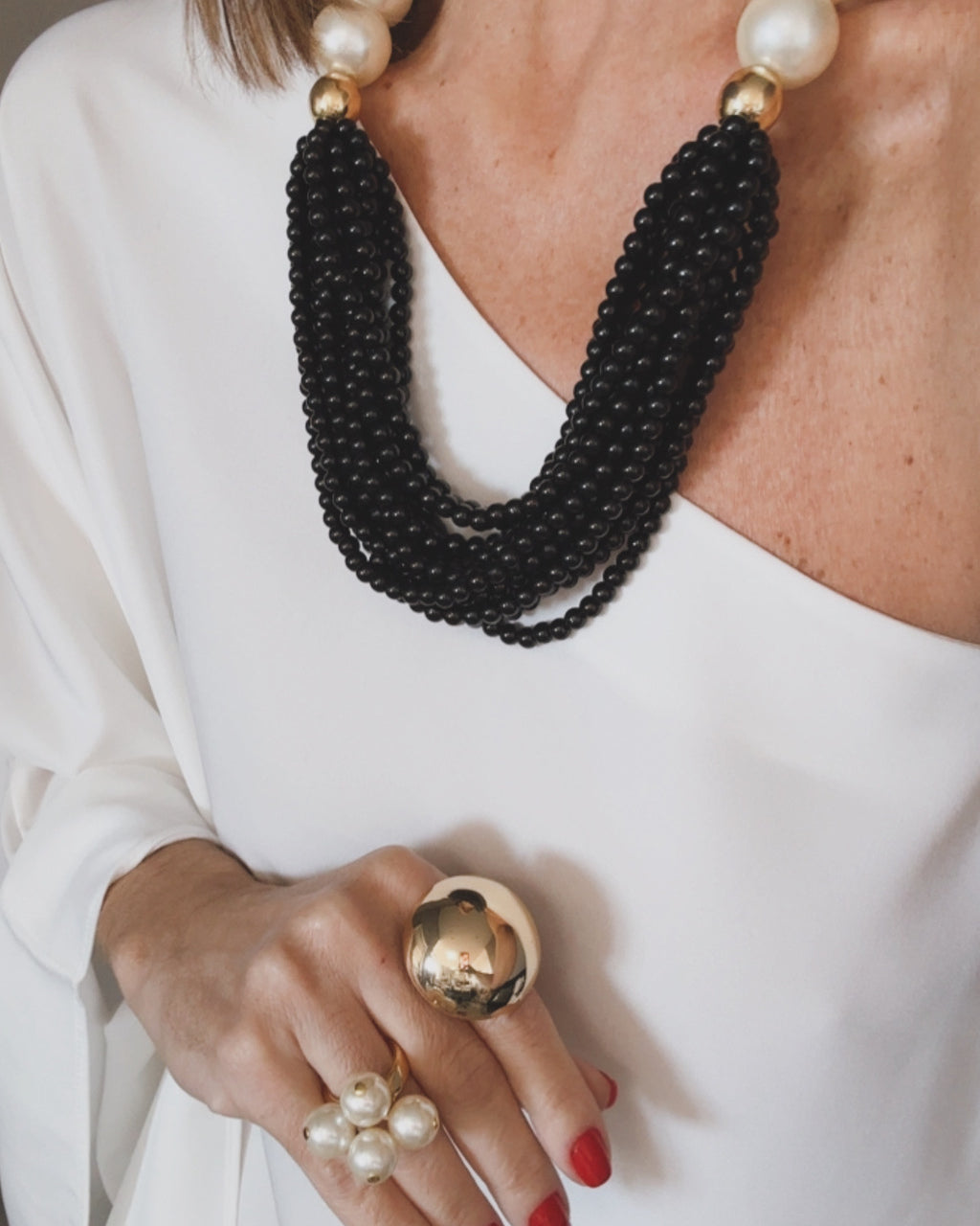 Colar Maria Heloísa com pérolas e contas pretas em camadas