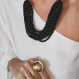 Colar Maria Heloísa com pérolas e contas pretas em camadas