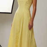 Vestido Monica amarelo de alças finas, busto franzido e saia midi evasê