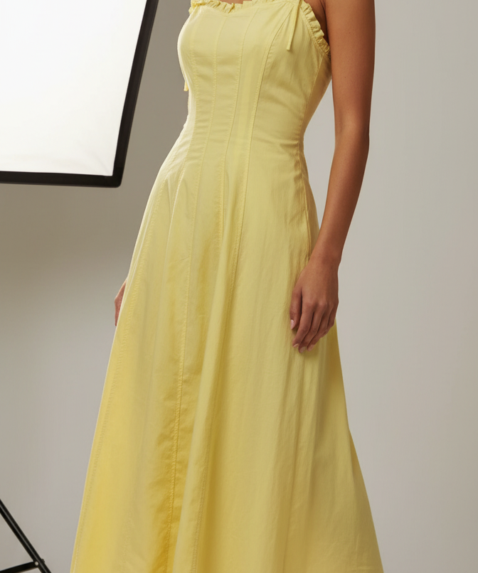 Vestido Monica amarelo de alças finas, busto franzido e saia midi evasê