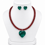 Conjunto de colar e brincos de coração verde com contas vermelhas