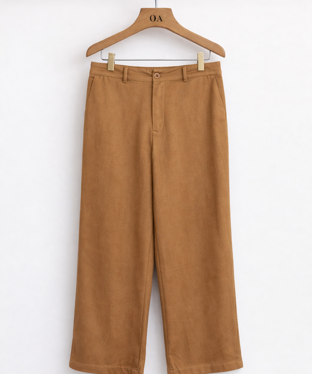 Calça caramelo de modelagem reta, cós com passantes e fechamento frontal.