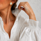 Brinco dourado tipo argola com tranças e esfera perolada