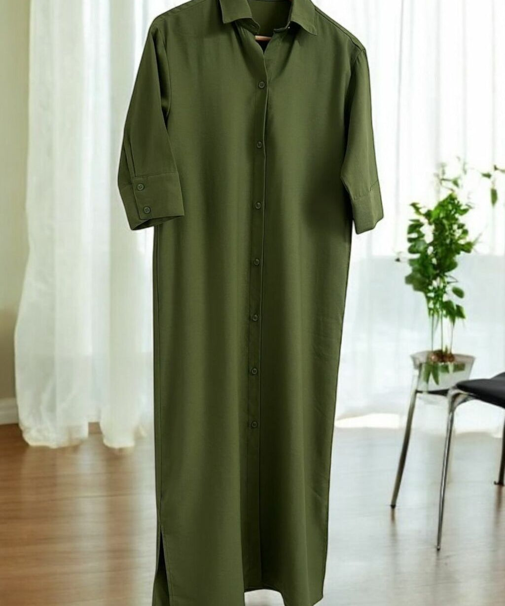 Camisa longa tipo chemise verde militar com gola e botões, manga curta