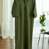 Camisa longa tipo chemise verde militar com gola e botões, manga curta