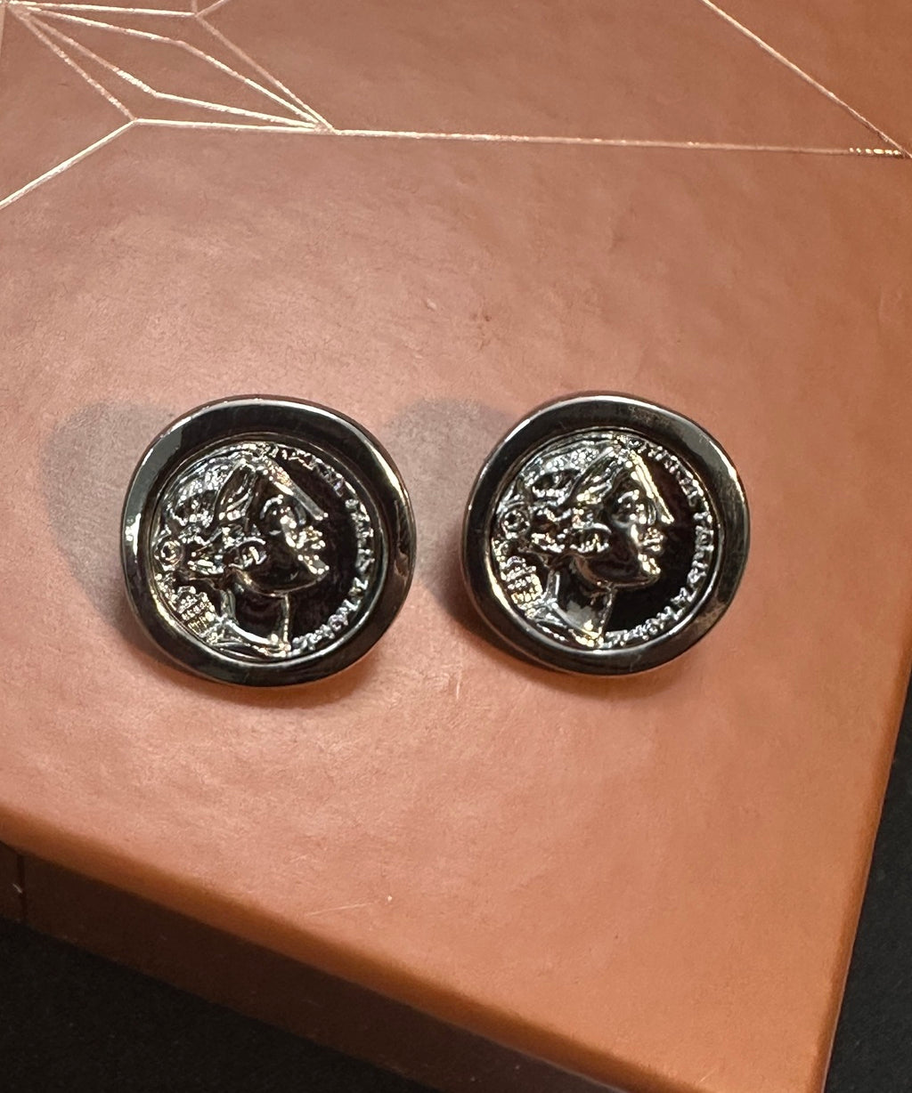Par de brincos de prata estilo moedas redondas com relevo decorativo