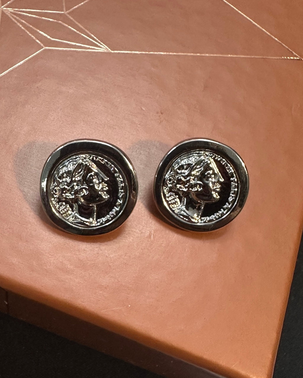 Par de brincos de prata estilo moedas redondas com relevo decorativo