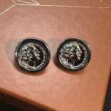 Par de brincos de prata estilo moedas redondas com relevo decorativo